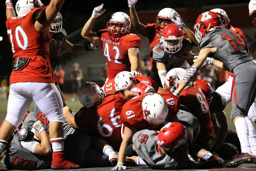 Arbor View run the ball with Darius Williams (30) to score the winning touchdown in the fourth ...