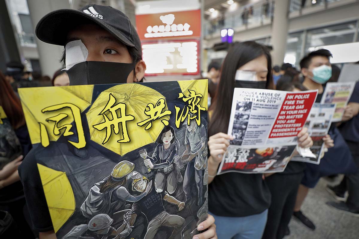 Hong Kong pro-democracy protests shut down airport | Las Vegas Review-Journal1200 x 800