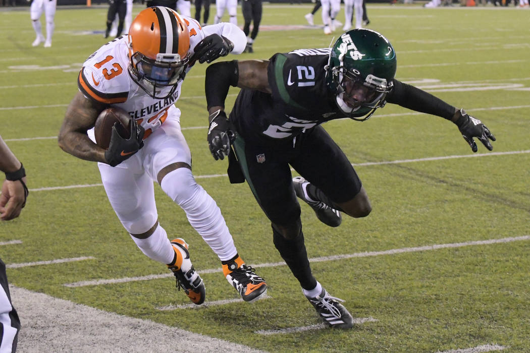 New York Jets cornerback Nate Hairston (21) forces Cleveland Browns' Odell Beckham (13) out of ...