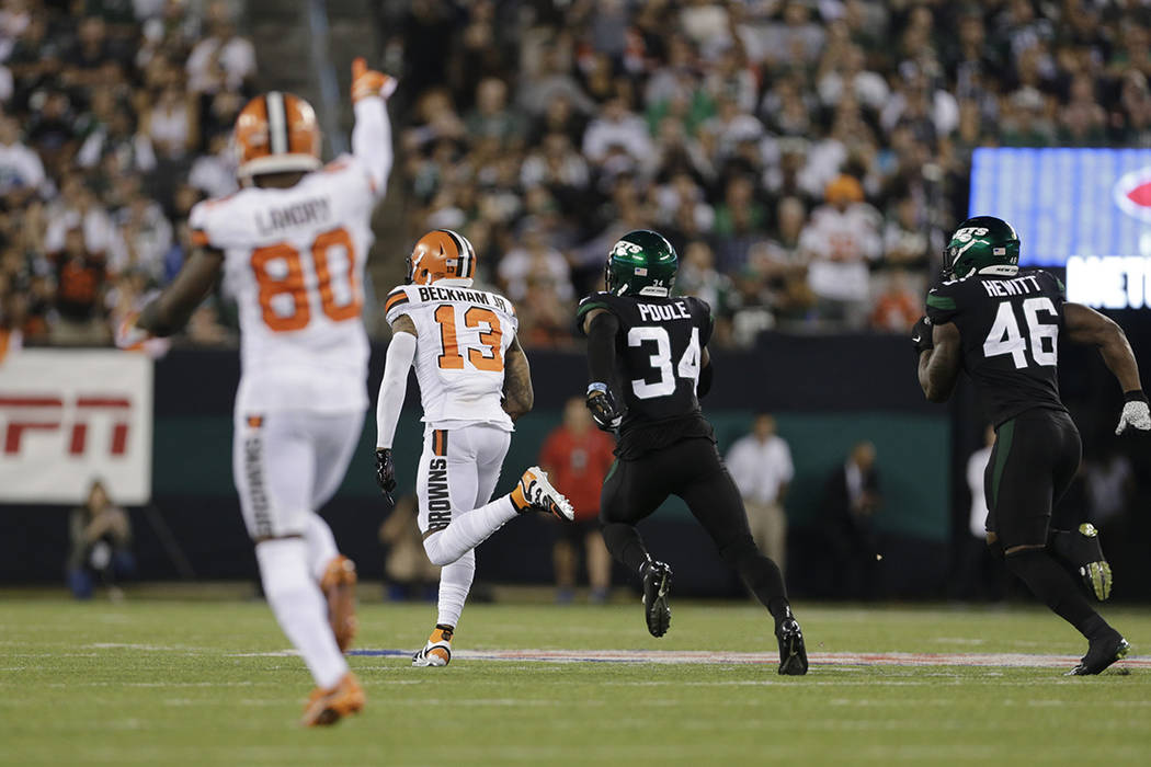 New York Jets' Brian Poole (34) and Neville Hewitt (46) chase Cleveland Browns' Odell Beckham ( ...