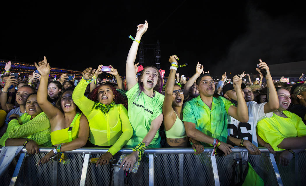 ondsindet Empirisk ørn Fans react as Billie Eilish, not pictured, performs at the downtown stage  during the first day … | Las Vegas Review-Journal
