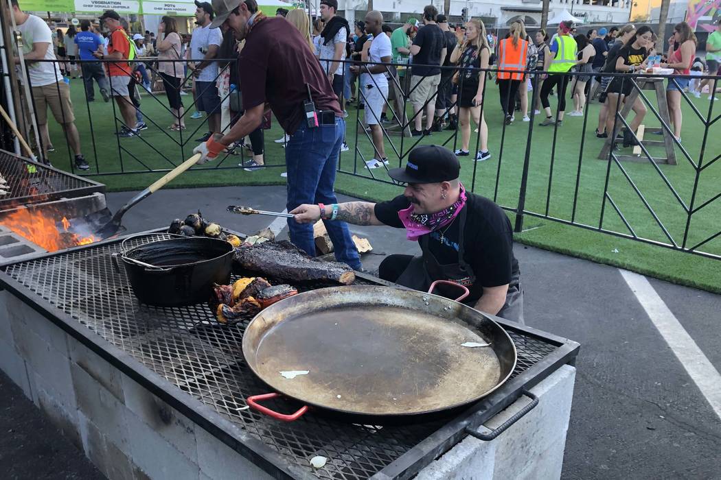 Mike Minor tends his fire at The Cookout on Friday. (Al Mancini/Las Vegas Review-Journal)