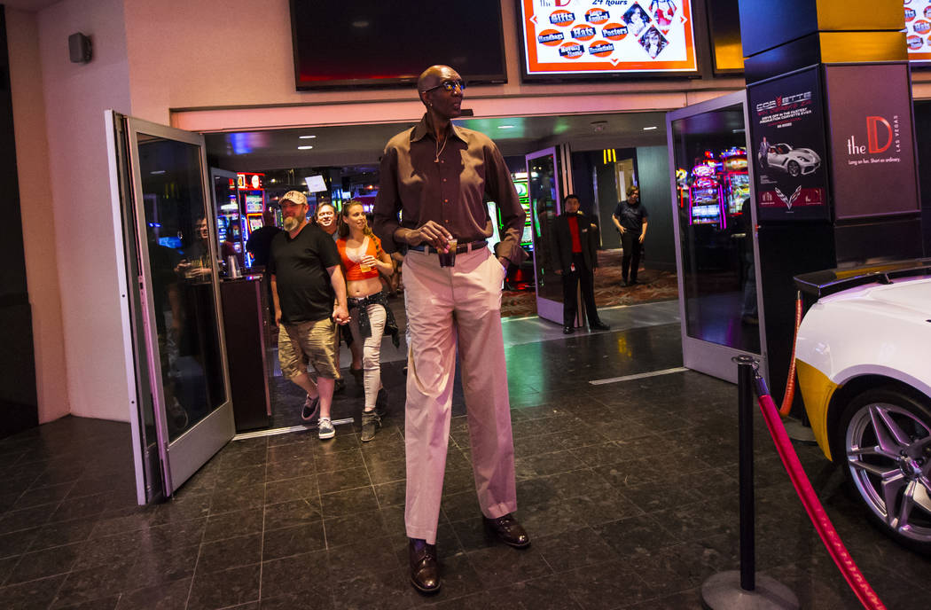 Tallest man in Las Vegas is comfortable in his frame, VIDEO