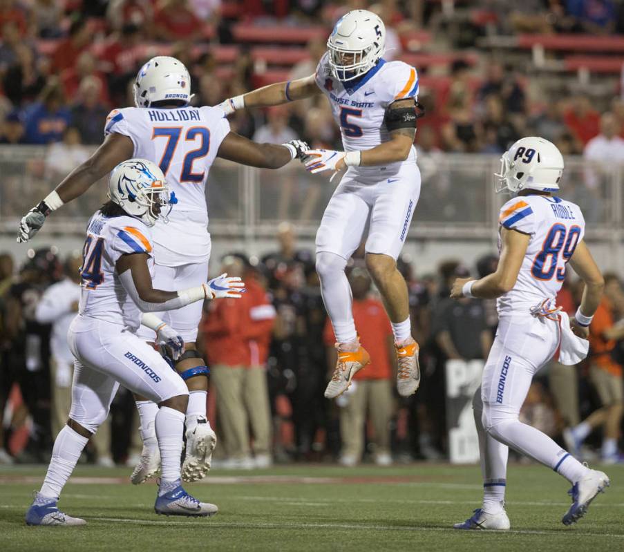 Boise State Broncos tight end Garrett Collingham (5) celebrates with Boise State Broncos offens ...