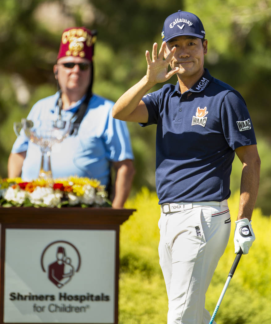 Kevin Na greets the gallery as he readies to tee off on hole 1 during the third round of Shrine ...