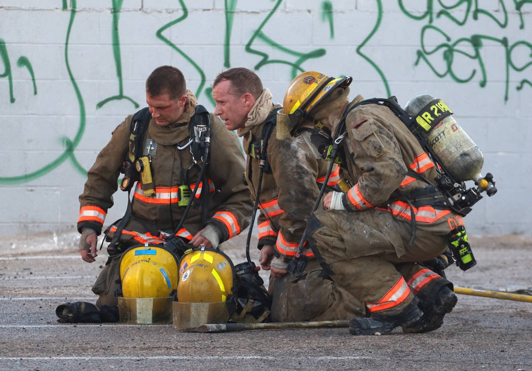 Bomberos del Condado de Clark y Las Vegas combaten un incendio en un área comercial en 824 E. ...