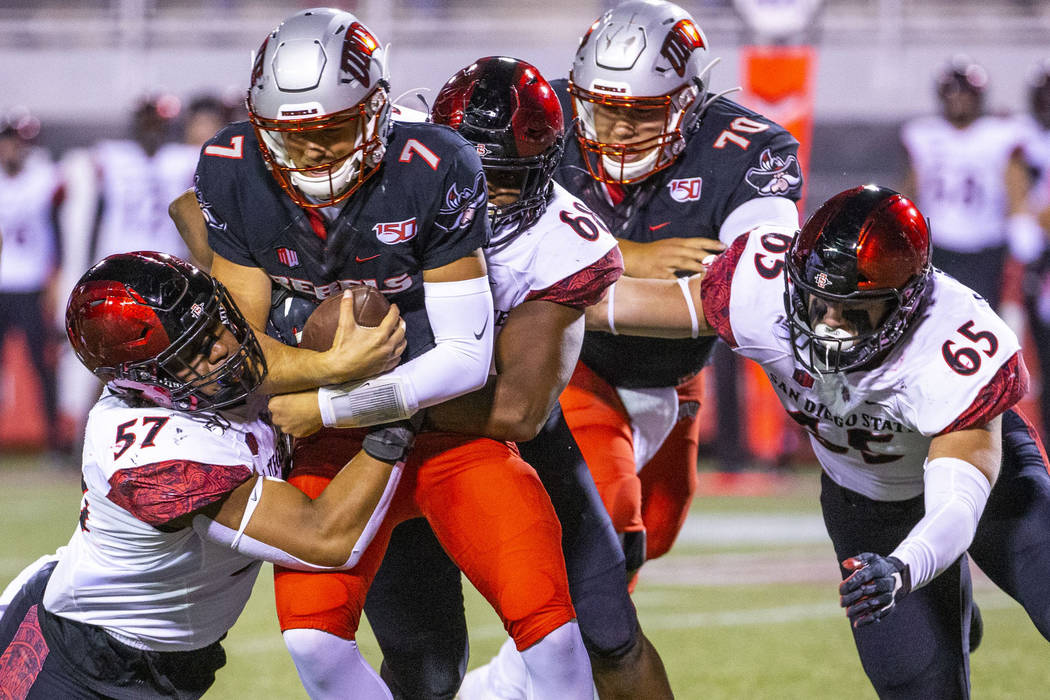 San Diego State Aztecs defensive linemen Keshawn Banks (57) and Myles Cheatum (68), back, team ...