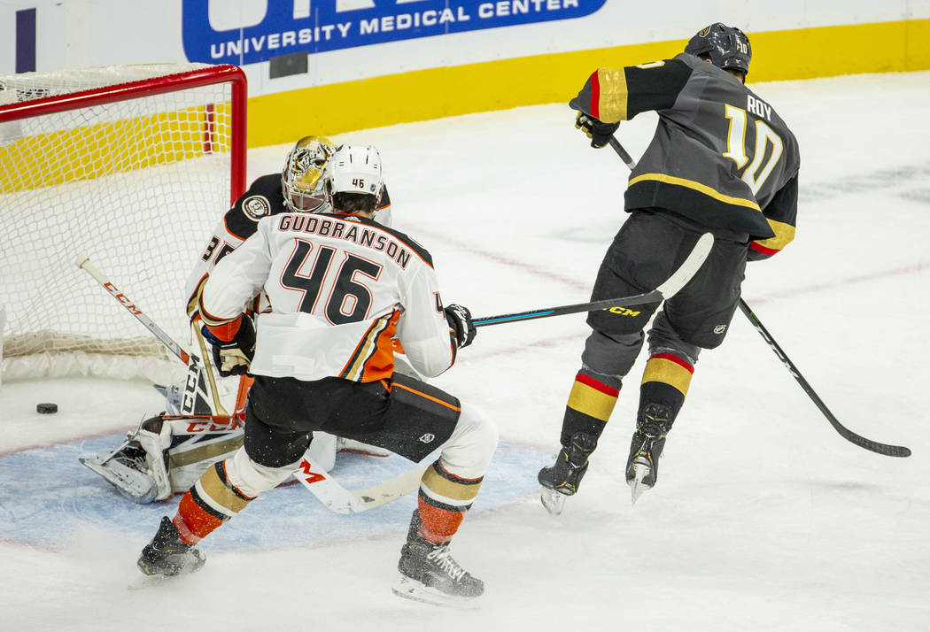 Anaheim Ducks and Upper Deck hold arena promotion