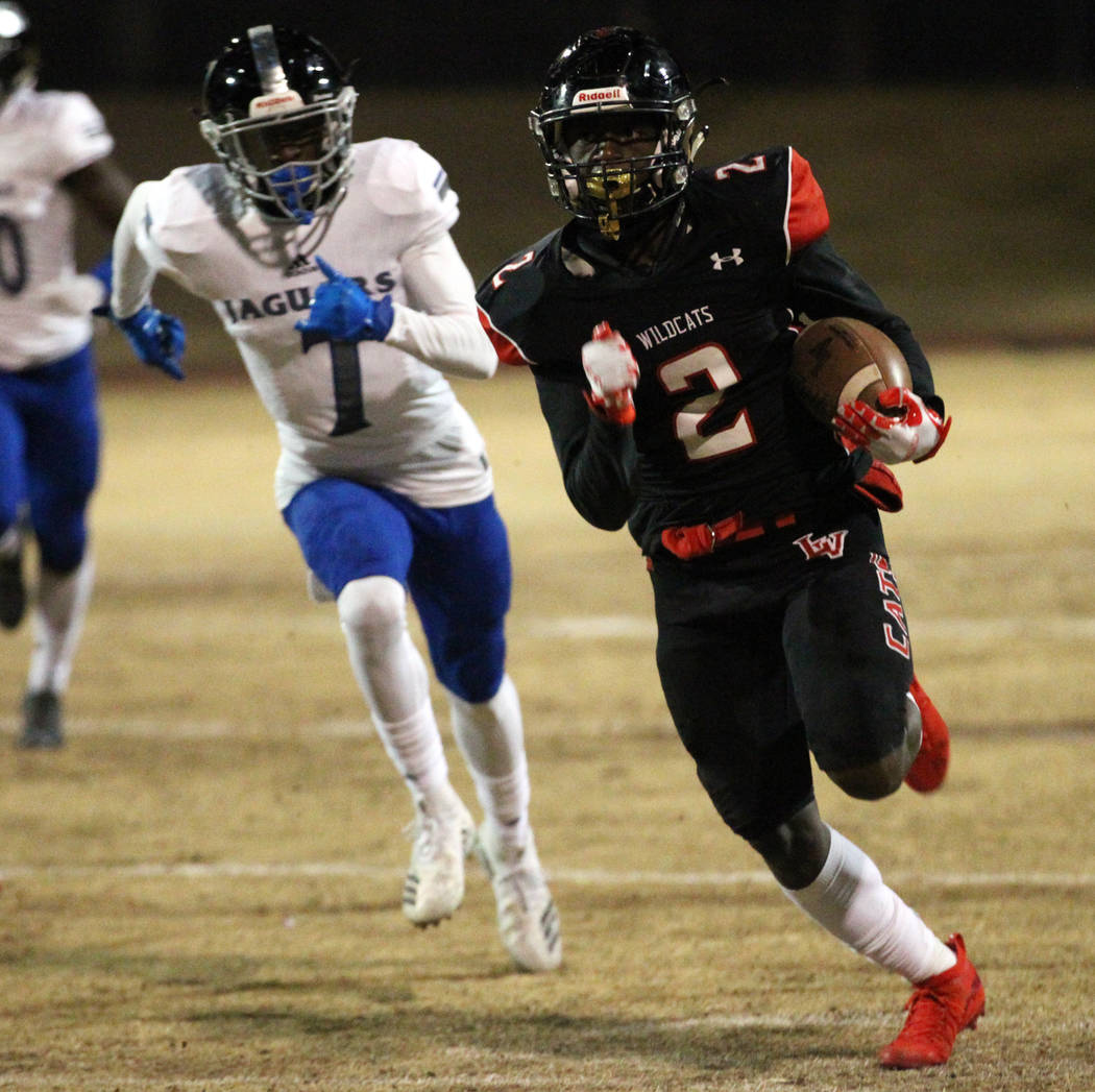 Las Vegas Miles Davis (2) runs for a touchdown with Deser Pines (7) following behind during th ...