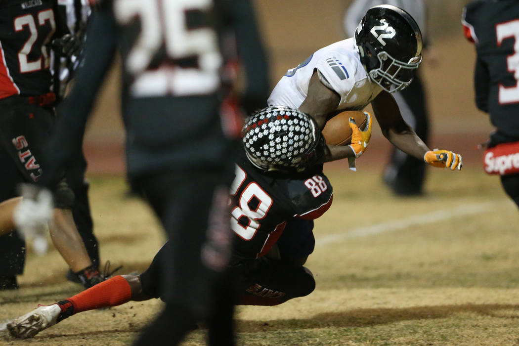 Desert Pines Javontae Barnes (22) runs for a touchdown against Las Vegas Jaelin Gray (88) durin ...