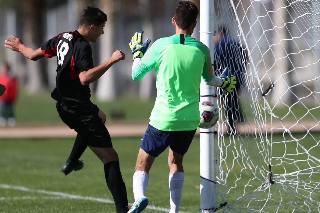 Las Vegas' Sergio Aguayo (18) connects with the ball with his head for a score during the secon ...