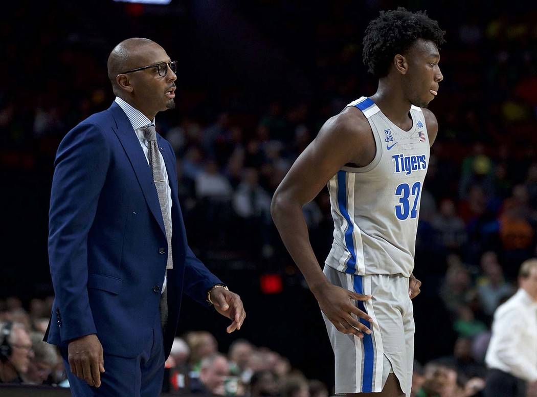 Memphis coach Penny Hardaway, left, talks to center James Wiseman during the second half of the ...