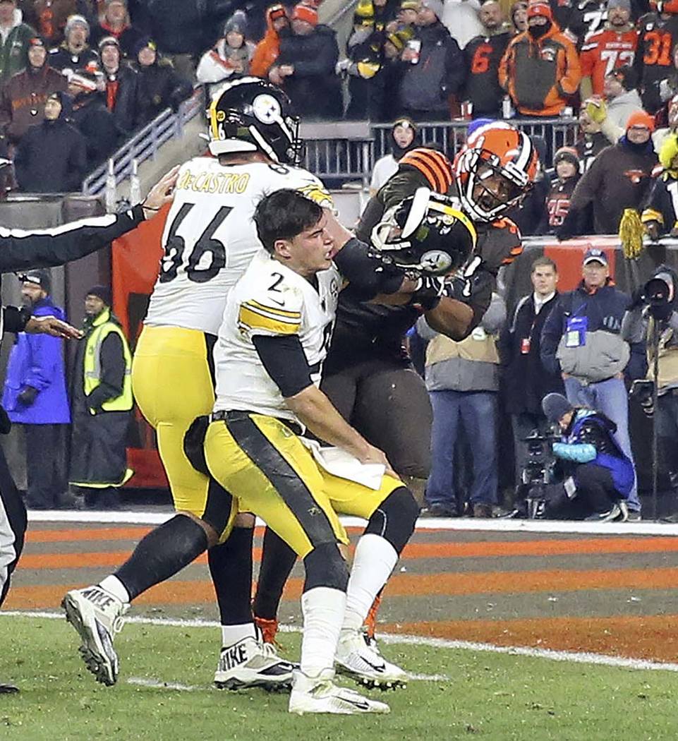 Cleveland Browns defensive end Myles Garrett (95) hits Pittsburgh Steelers quarterback Mason Ru ...