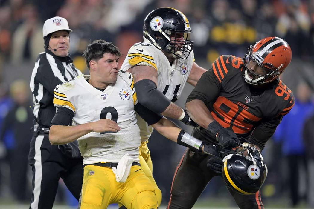 Cleveland Browns defensive end Myles Garrett (95) reacts after swinging a helmet at Pittsburgh ...