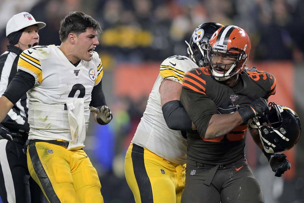 Cleveland Browns defensive end Myles Garrett (95) reacts after swinging a helmet at Pittsburgh ...