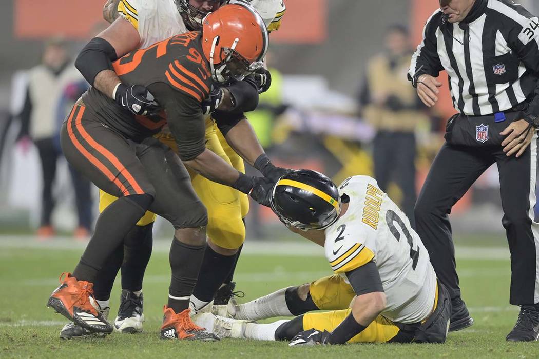 Cleveland Browns defensive end Myles Garrett (95) pulls the helmet off Pittsburgh Steelers quar ...