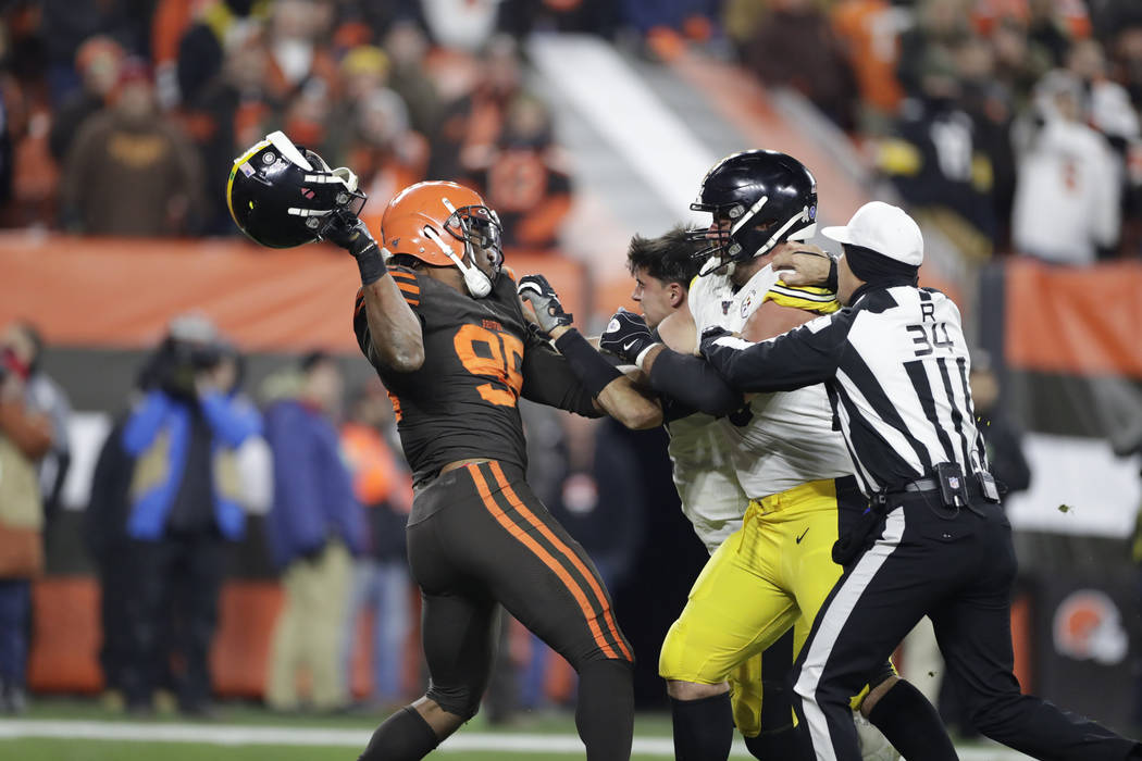 Cleveland Browns defensive end Myles Garrett, left, gets ready to hit Pittsburgh Steelers quart ...