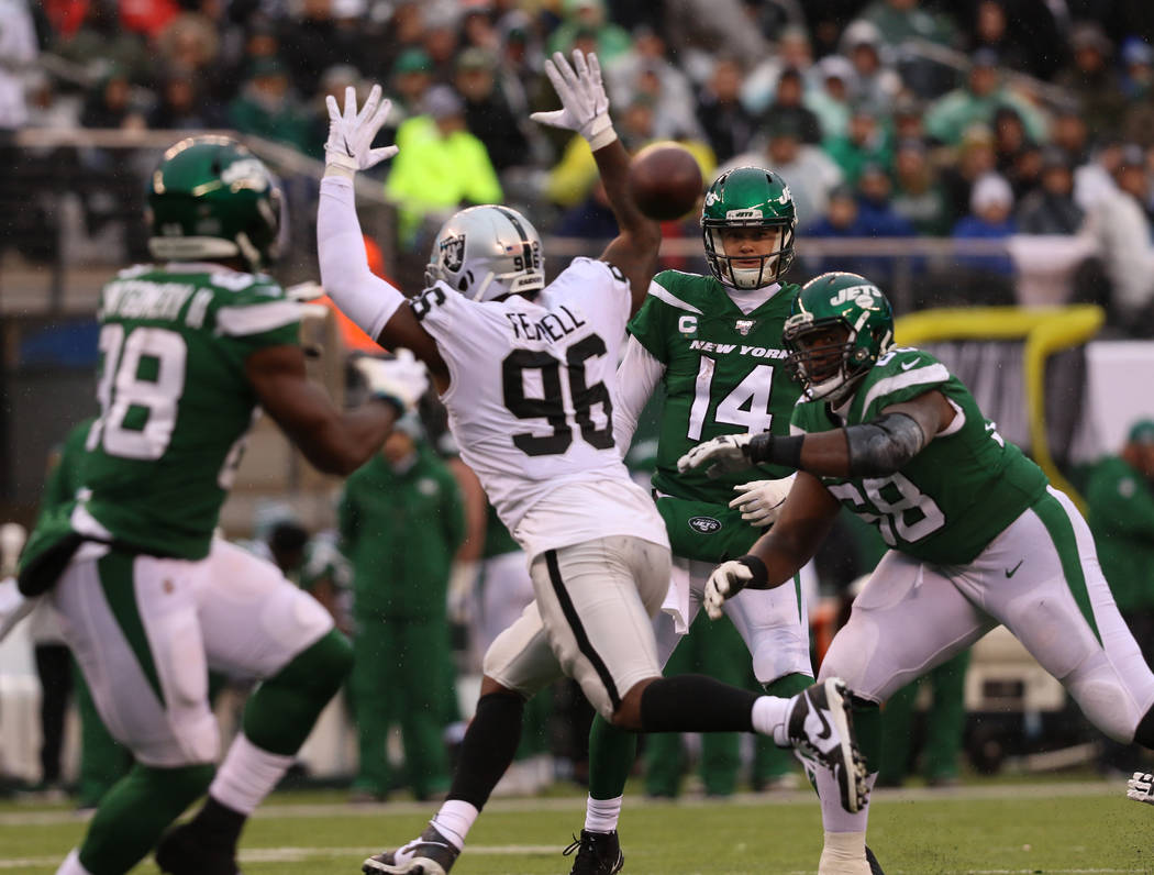 New York Jets quarterback Sam Darnold (14) throws a pass to running back Ty Montgomery (88) as ...