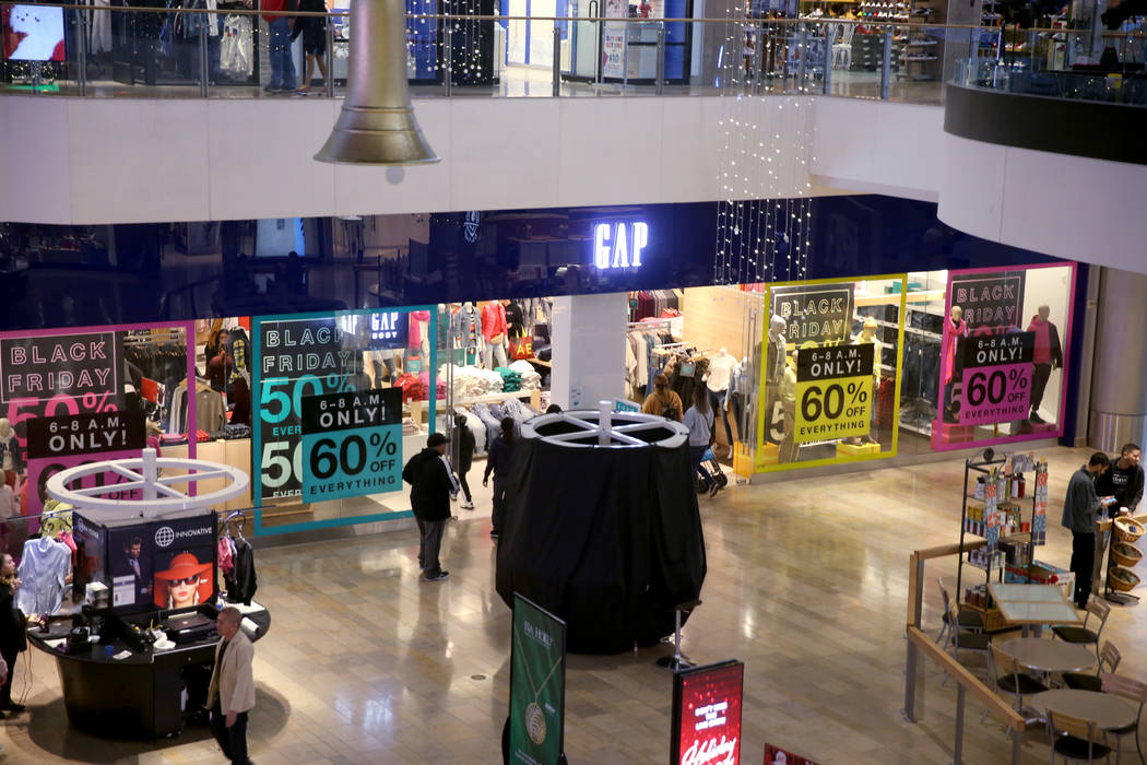 Shoppers take advantage of 6-8 a.m. Black Friday deals at the Gap at Fashion Show mall in Las V ...