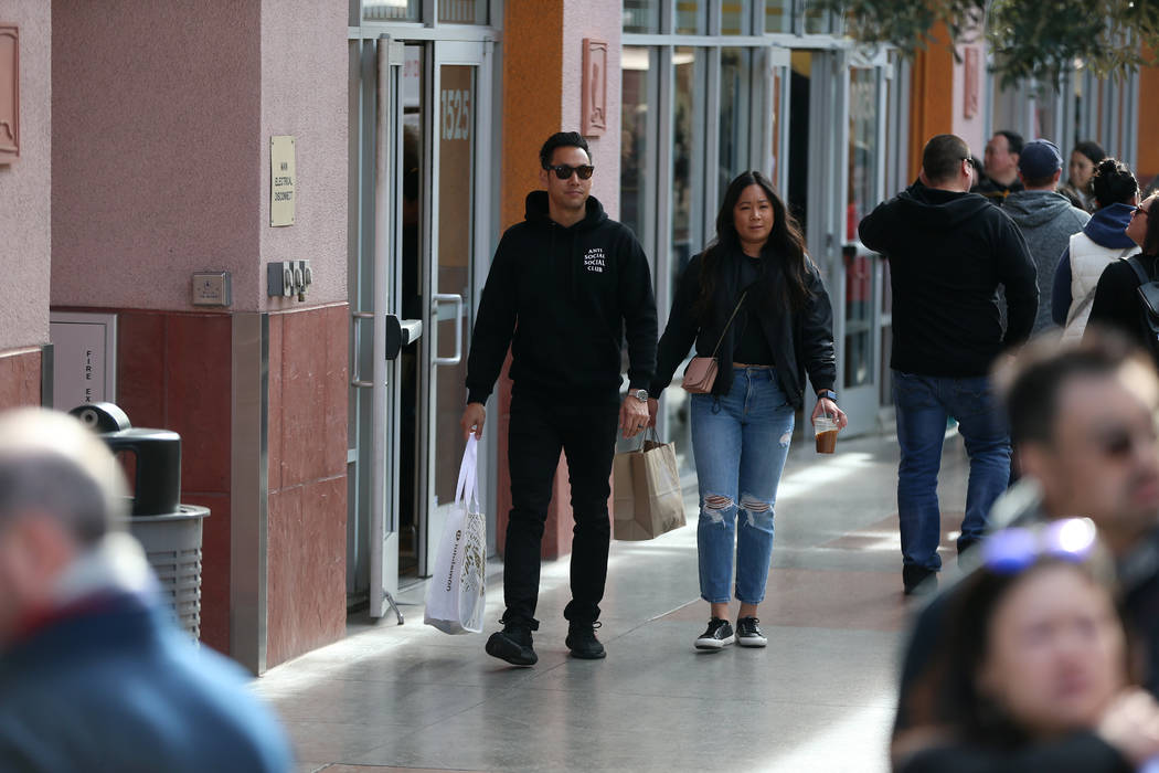 Customers wait in line at Coach during Black Friday shopping at the Las  Vegas North Premium Out …