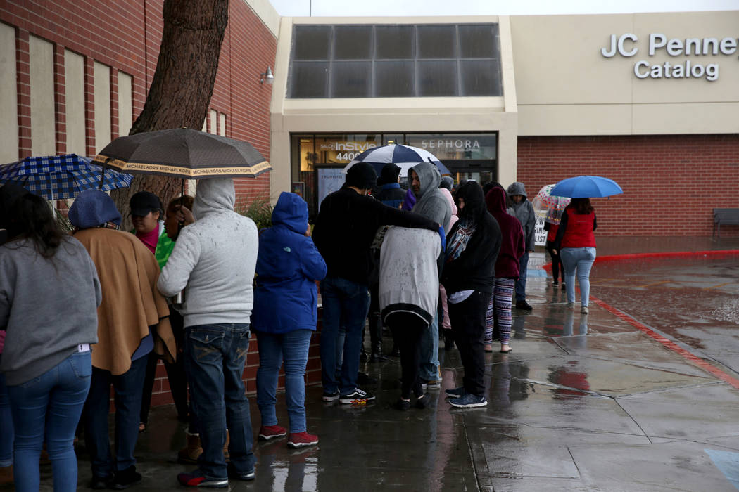 Rain fails to keep Las Vegas shoppers away from Thanksgiving deals | Las Vegas Review-Journal