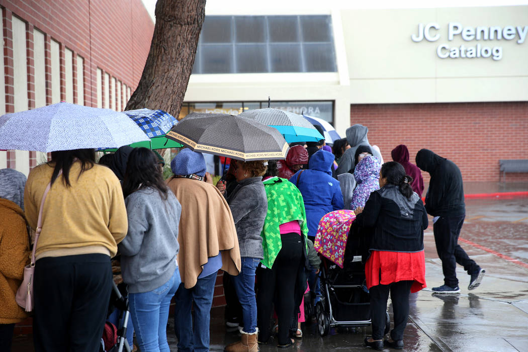 Rain fails to keep Las Vegas shoppers away from Thanksgiving deals | Las Vegas Review-Journal