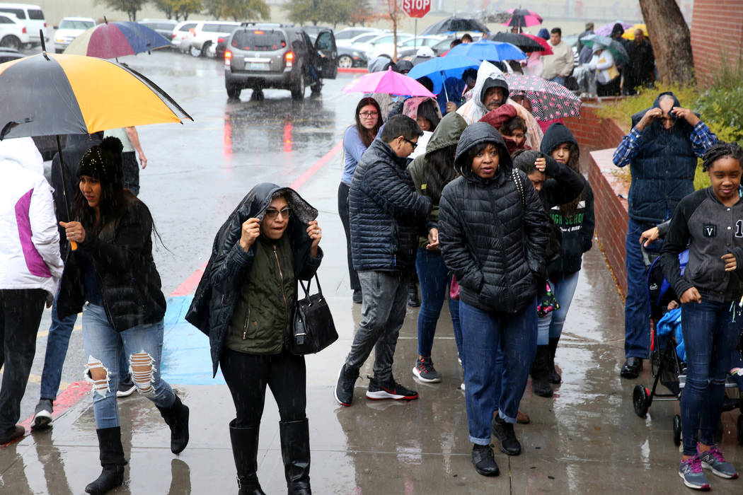 Rain fails to keep Las Vegas shoppers away from Thanksgiving deals | Las Vegas Review-Journal