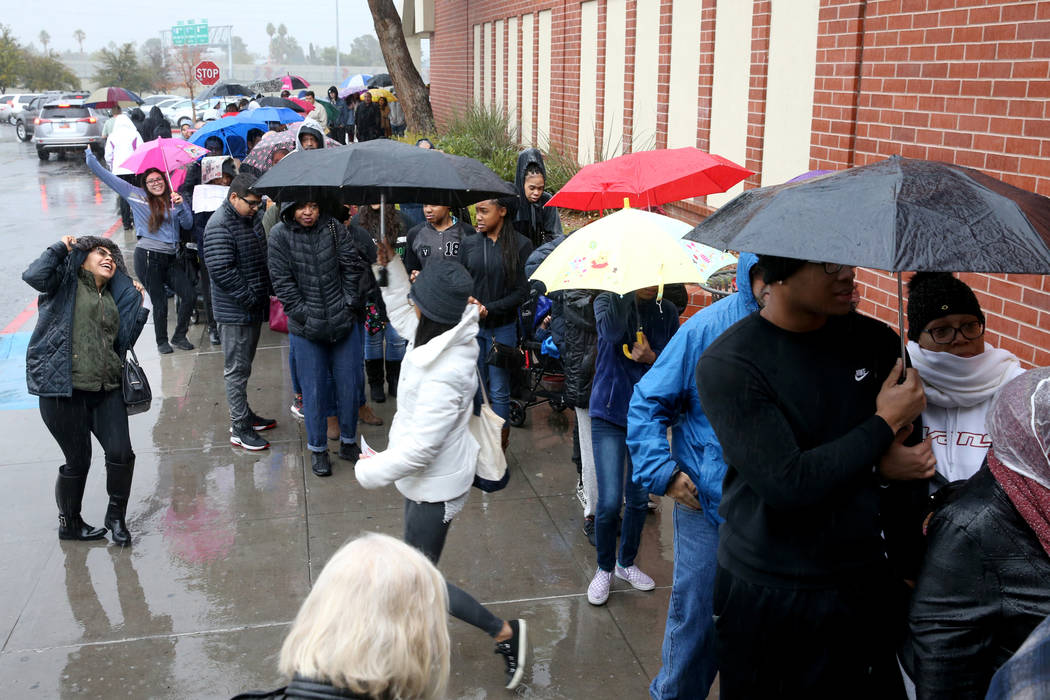 Rain fails to keep Las Vegas shoppers away from Thanksgiving deals | Las Vegas Review-Journal