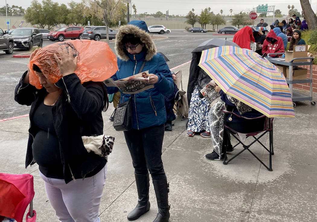 Rain fails to keep Las Vegas shoppers away from Thanksgiving deals | Las Vegas Review-Journal