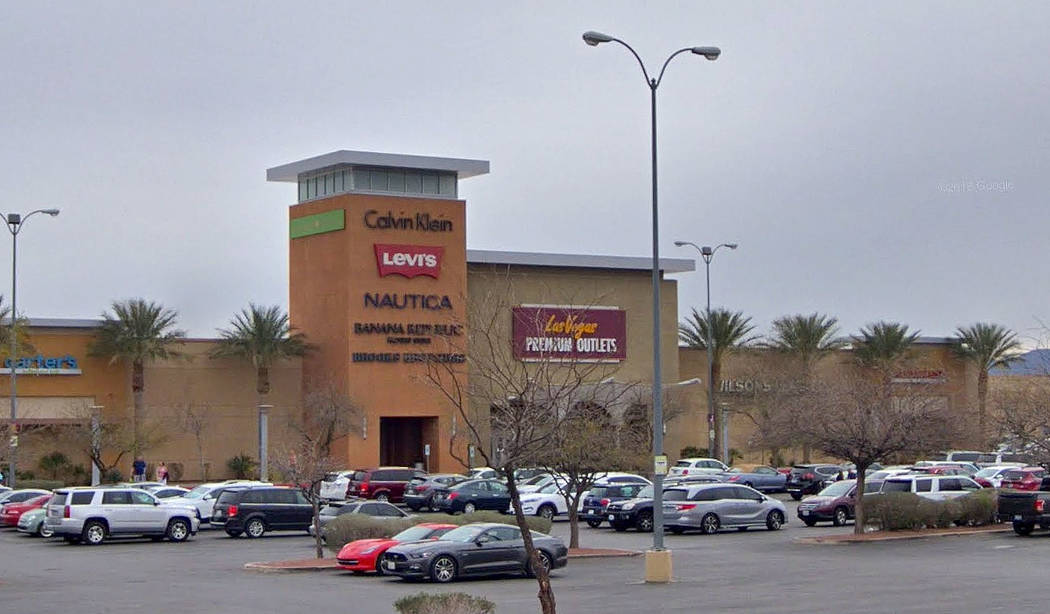 Woman stabbed during attempted purse snatching outside Las Vegas mall | Las Vegas Review-Journal