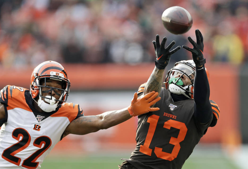 Cleveland Browns wide receiver Odell Beckham Jr. (13) can't hold onto the ball under pressure f ...