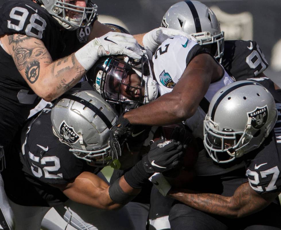 Oakland Raiders defensive end Maxx Crosby (98), Oakland Raiders middle linebacker Marquel Lee ( ...