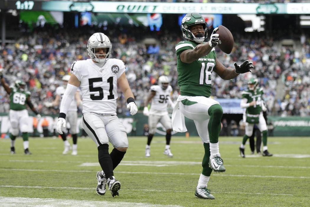 New York Jets wide receiver Demaryius Thomas (18) runs away from Oakland Raiders inside linebac ...
