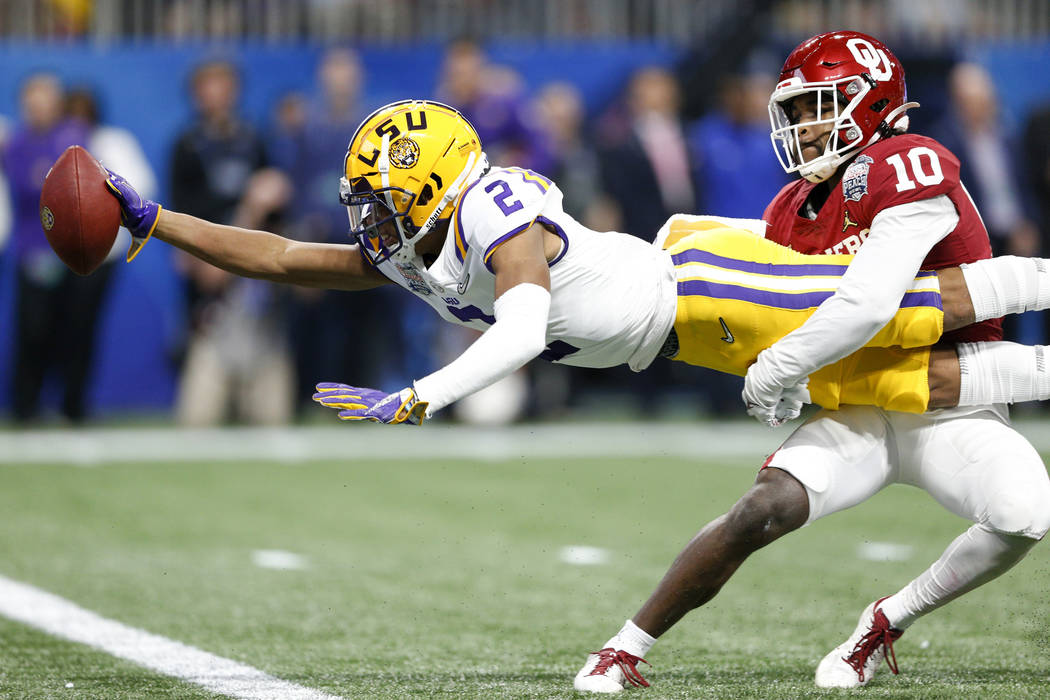 LSU wide receiver Justin Jefferson (2) extends for a touchdown while Oklahoma safety Pat Fields ...