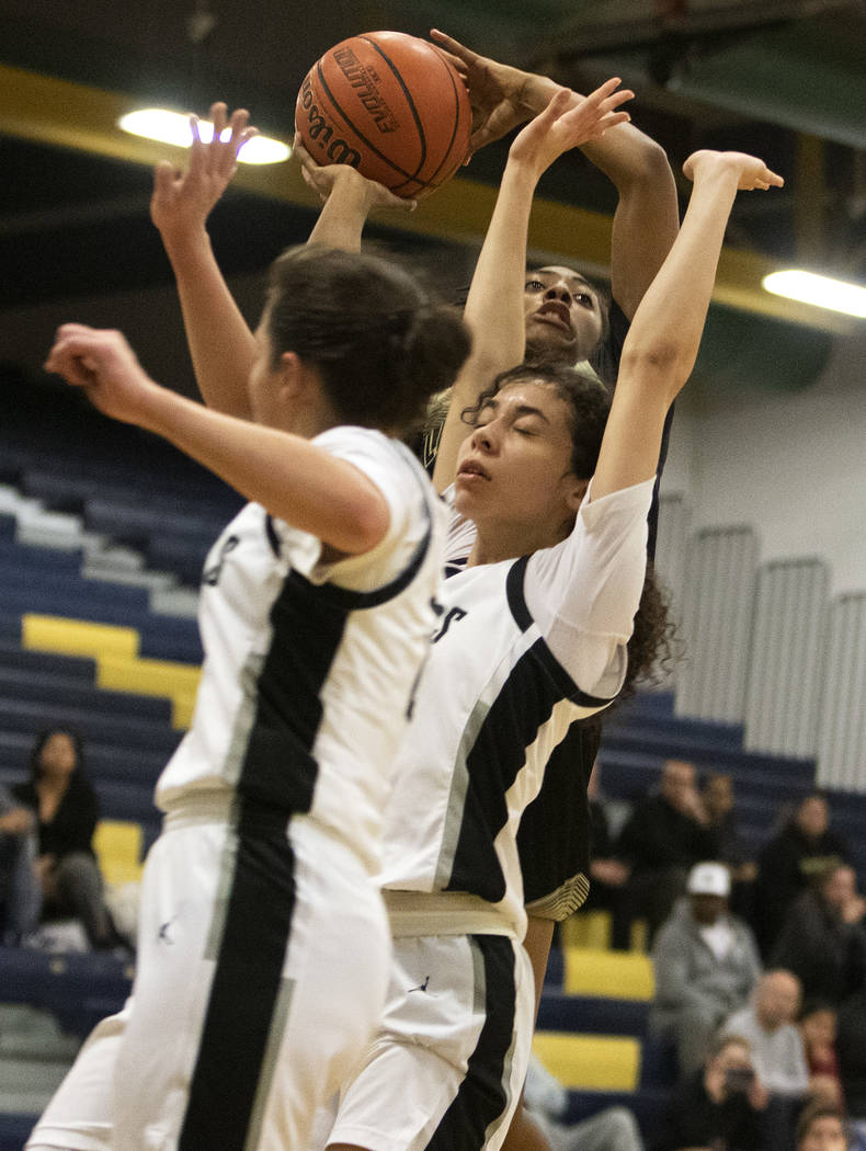 Spring Valley's forward Aaliyah Gayles (3) shoots a point as Desert Oasis's guard Autiyjah Pric ...