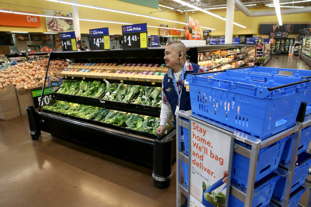 Perth laat staan Stal Personal shopper Melvin Oasay fills customer orders for pickup at Walmart  at 7200 Arroyo Crossi … | Las Vegas Review-Journal