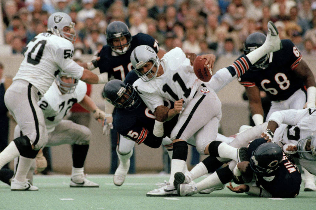 In this Nov. 5, 1984, file photo, Chicago Bears defensive end Richard Dent (95) brings down Los … | Las Vegas Review-Journal