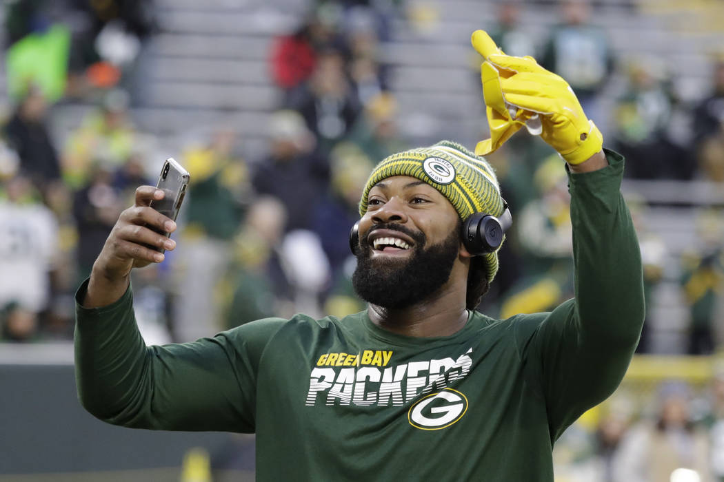 Green Bay Packers' Za'Darius Smith warms up before an NFL divisional playoff football game agai ...