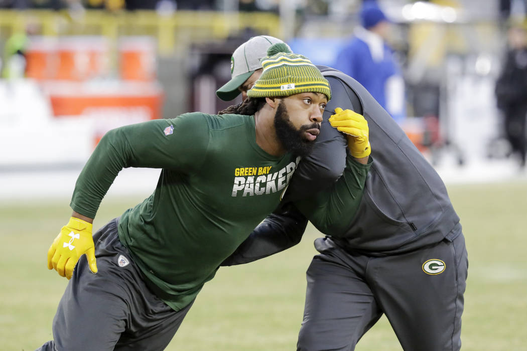 Green Bay Packers' Za'Darius Smith warms up before an NFL divisional playoff football game agai ...