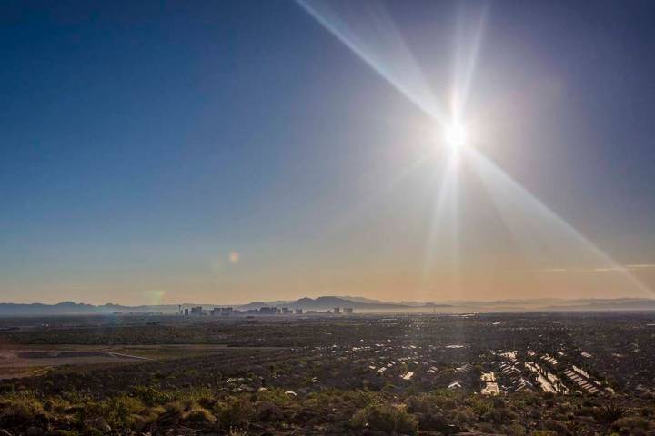 Sunny skies and light winds are in the forecast this weekend for the Las Vegas Valley. (Benjami ...