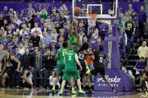 Oregon forward Shakur Juiston (10) hits a two-point basket to tie an NCAA college basketball ga ...