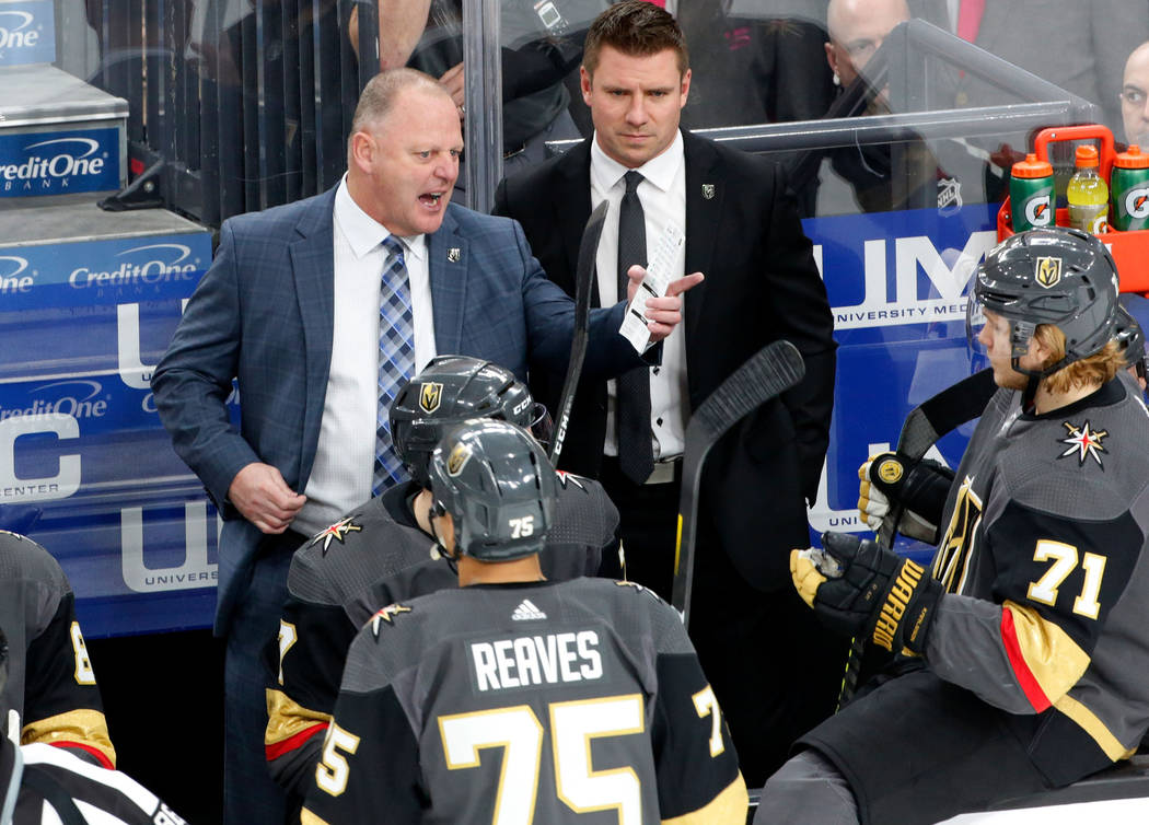 Vegas Golden Knights head coach Gerard Gallant, left. (Chitose Suzuki / Las Vegas Review-Journa ...