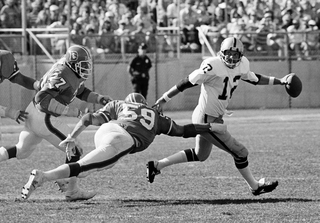 In this Sept. 4, 1978, file photo, Denver Broncos' Lyle Alzado, left, and Joe Rizzo pursue Oakl ...