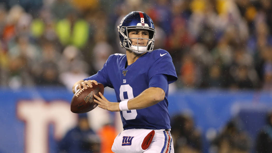 New York Giants quarterback Eli Manning (10) looks to throw in the first half of an NFL footbal ...