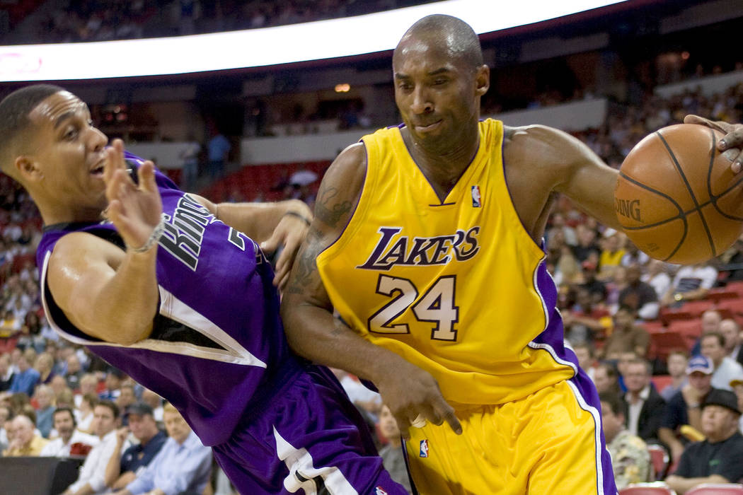 Los Angeles Lakers' Kobe Bryant drives to the basket past New