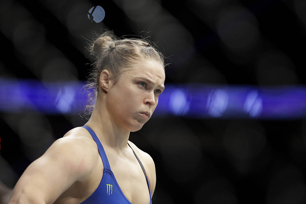 Ronda Rousey antes de su campeonato de peso gallo de las mujeres mezclado combate de artes marc ...