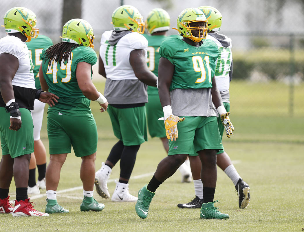 Tampa Bay Vipers defensive lineman Bobby Richardson (91) runs through drills during practice at ...