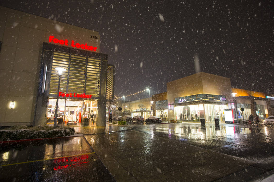 Snow falls around Downtown Summerlin in Las Vegas on Wednesday, Feb. 20, 2019. (Chase Stevens/L ...