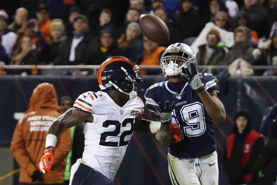 Dallas Cowboys' Amari Cooper (19) makes a touchdown reception against Chicago Bears' Kevin Toli ...