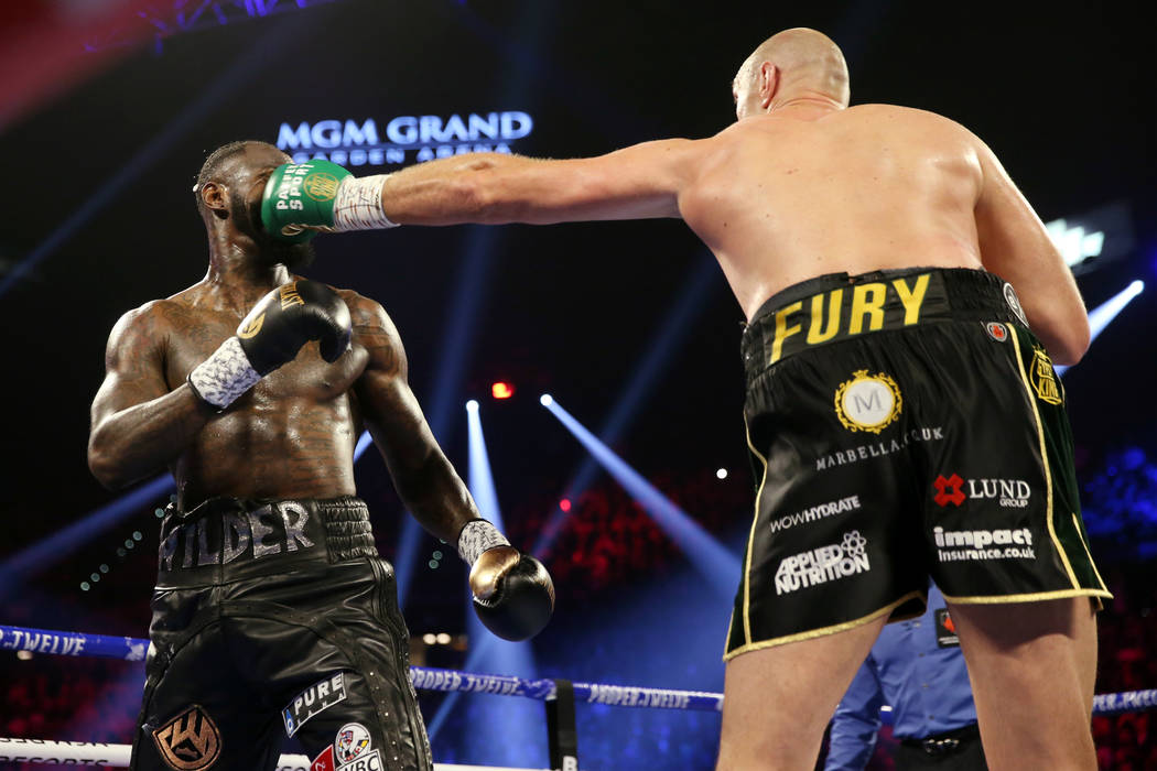 græsplæne tunge Periodisk Tyson Fury, right, connects a punch against Deontay Wilder in round 2 of  the WBC world heavywei … | Las Vegas Review-Journal